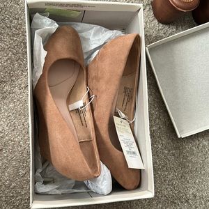 New in box size 5.5 tan heels. A new day